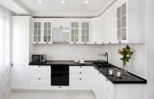 Белая глянцевая кухня или черная глянцевая: какую выбрать, учитывая практичность?