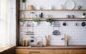 Стильные и функциональные: кухонные тенденции без верхних шкафов